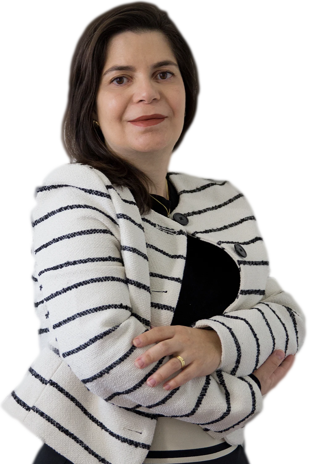 Renata Davite, de braços cruzados, em retrato profissional